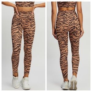 All Fenix Tiger Stripe 7/8 Leggings in Tan Size Medium